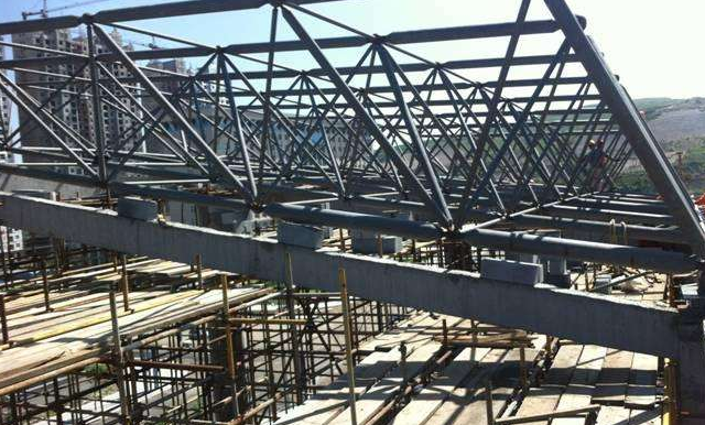 衡水简述网架公司的黑色压型钢板的吊装步履